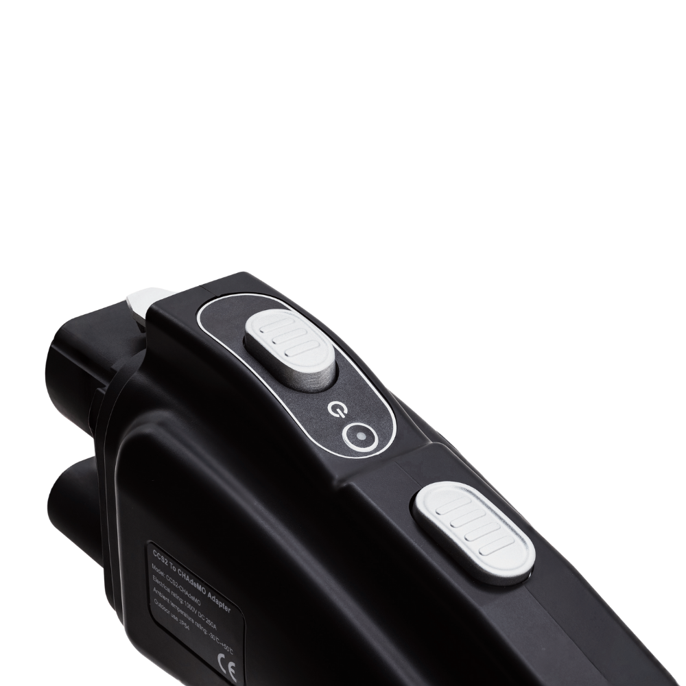 CCS2 plug verbonden met CHAdeMO autopoort via adapter